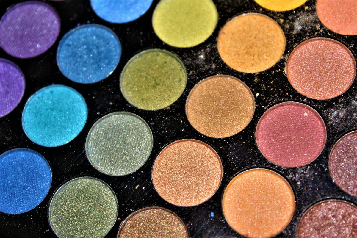 Tren Warna Glowing Makeup Terkini