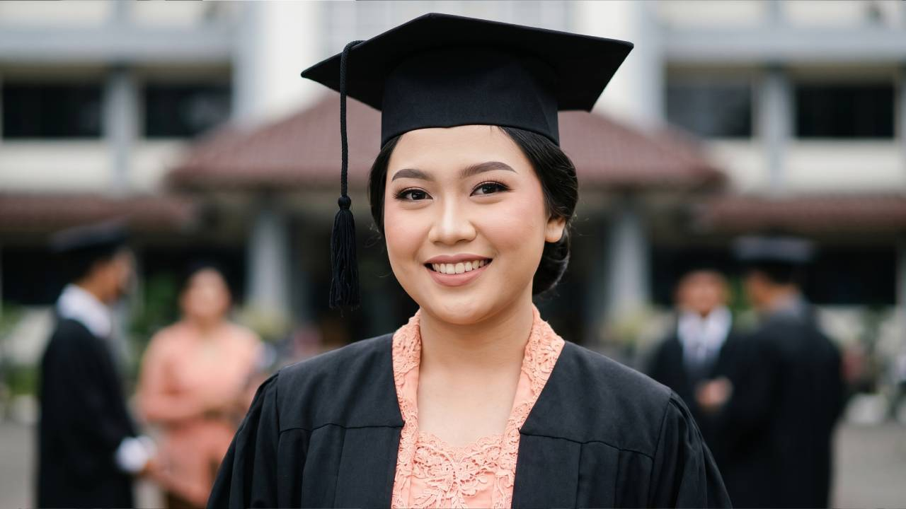 Makeup Wisuda untuk Wajah Bulat
