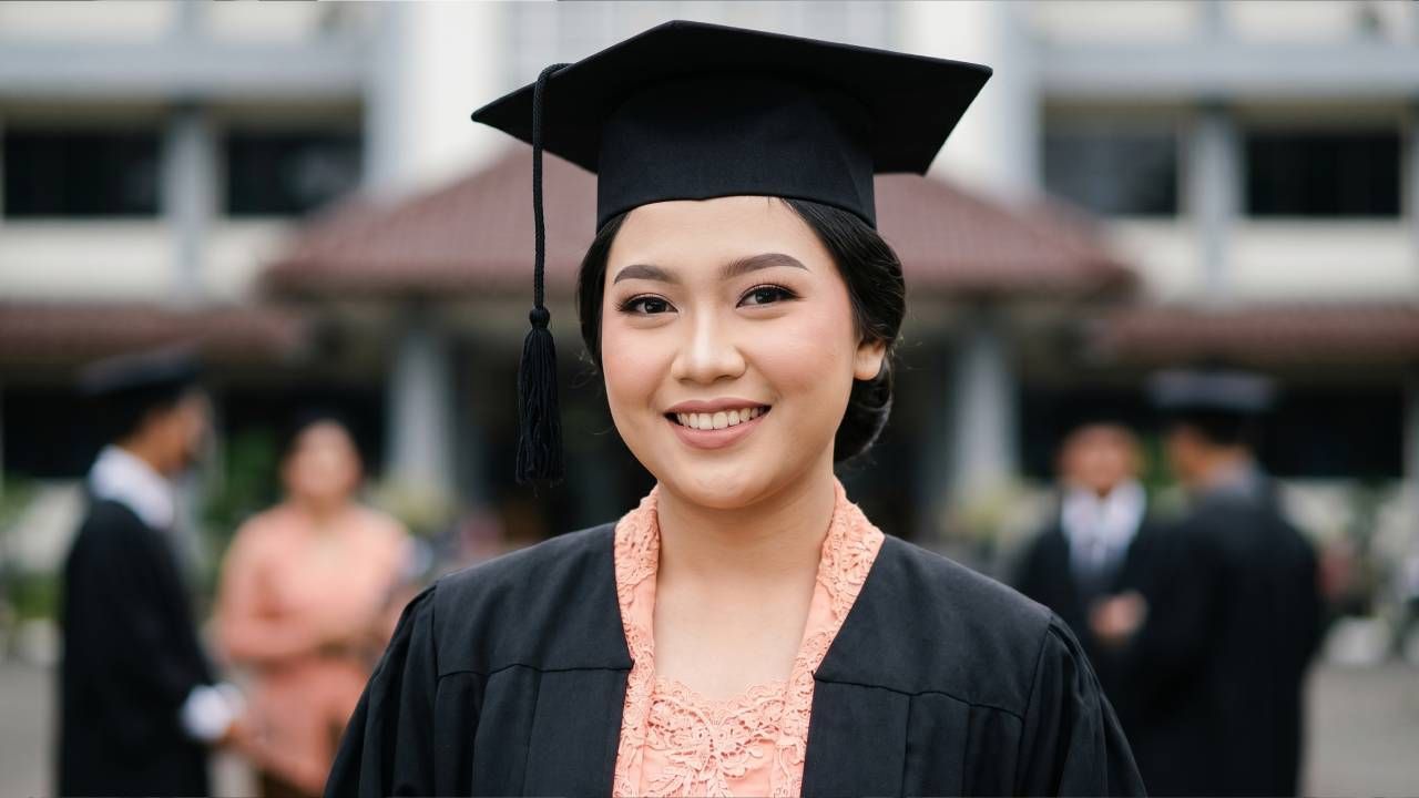 Makeup Wisuda untuk Wajah Bulat