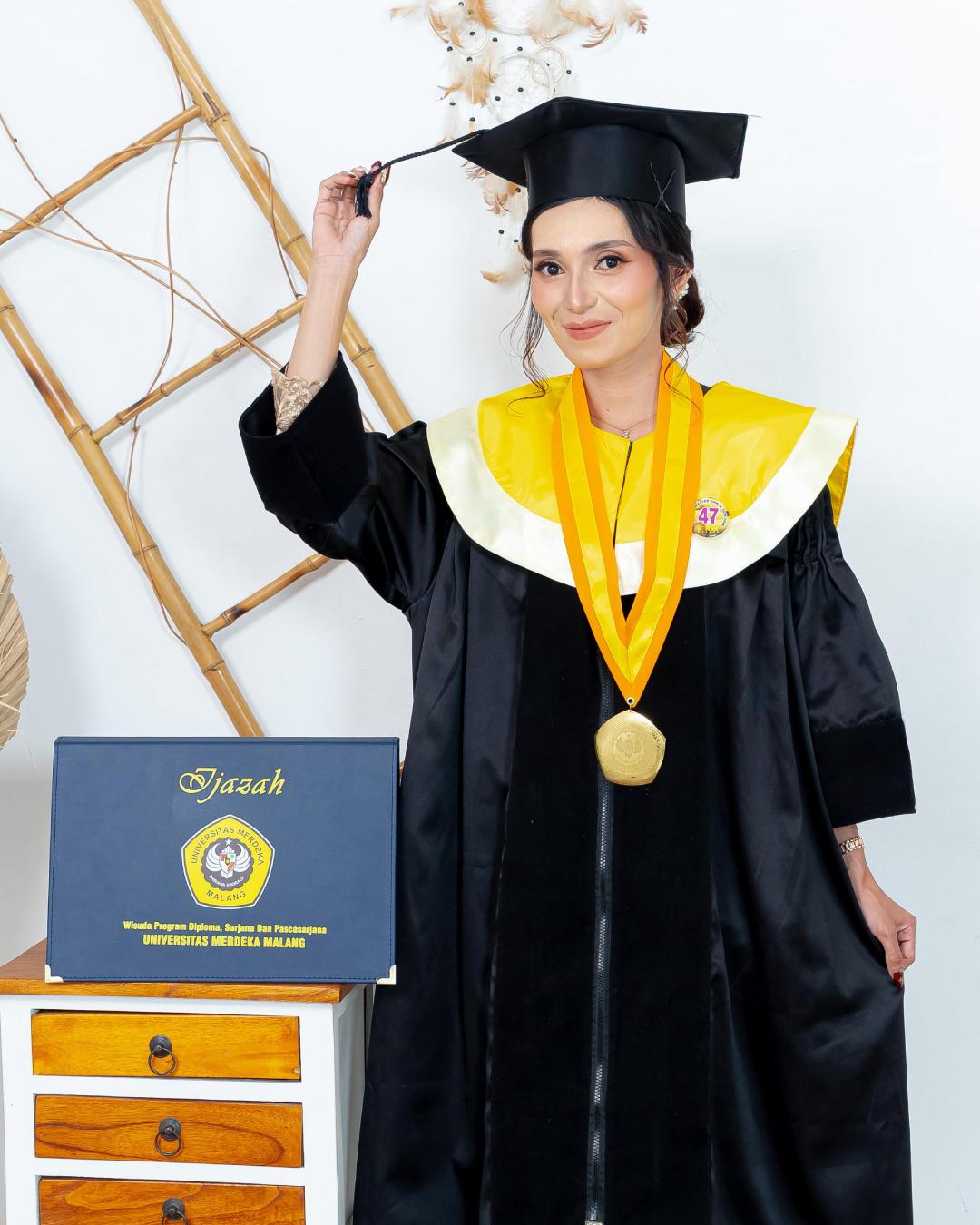 Makeup Wisuda