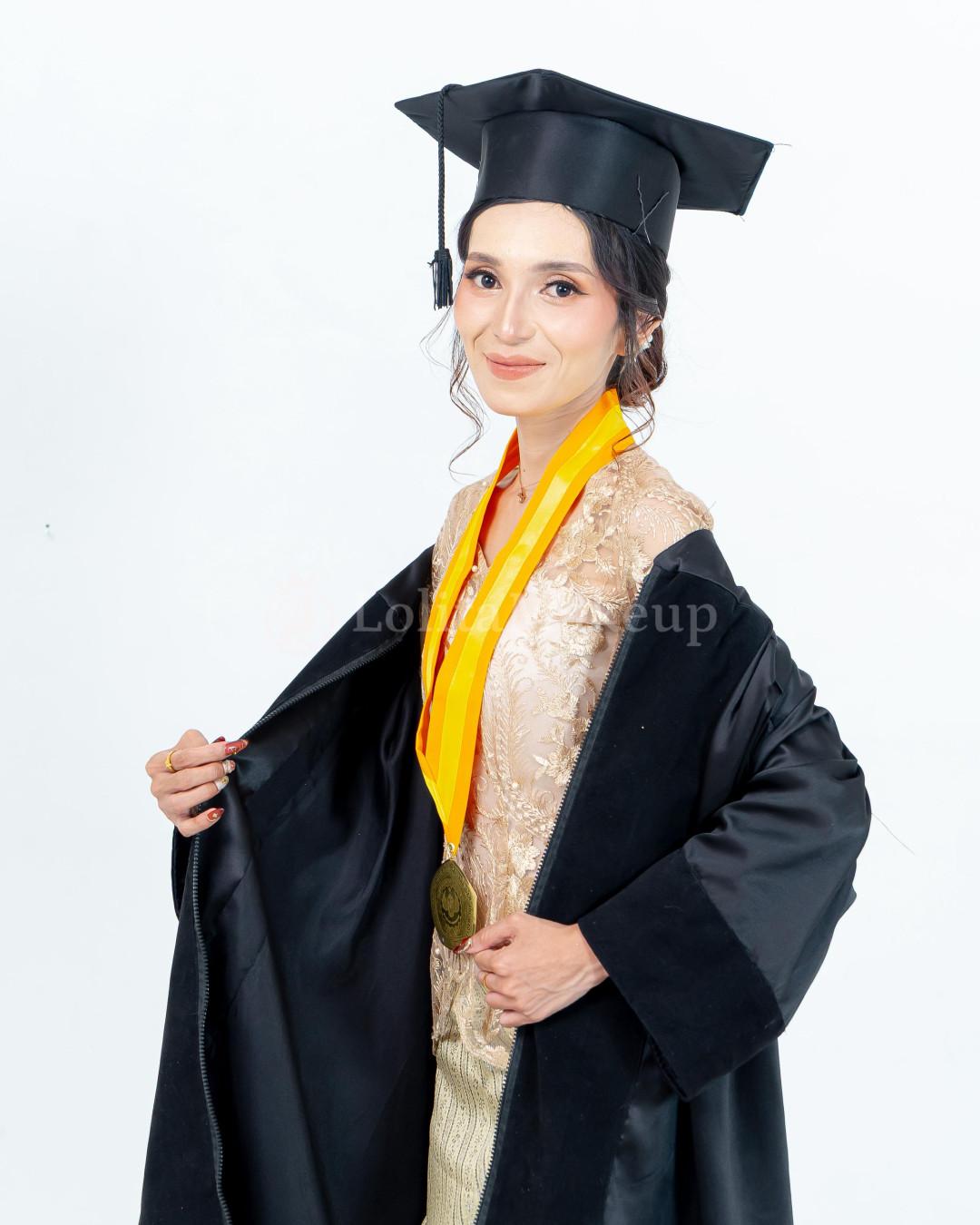 Makeup Wisuda