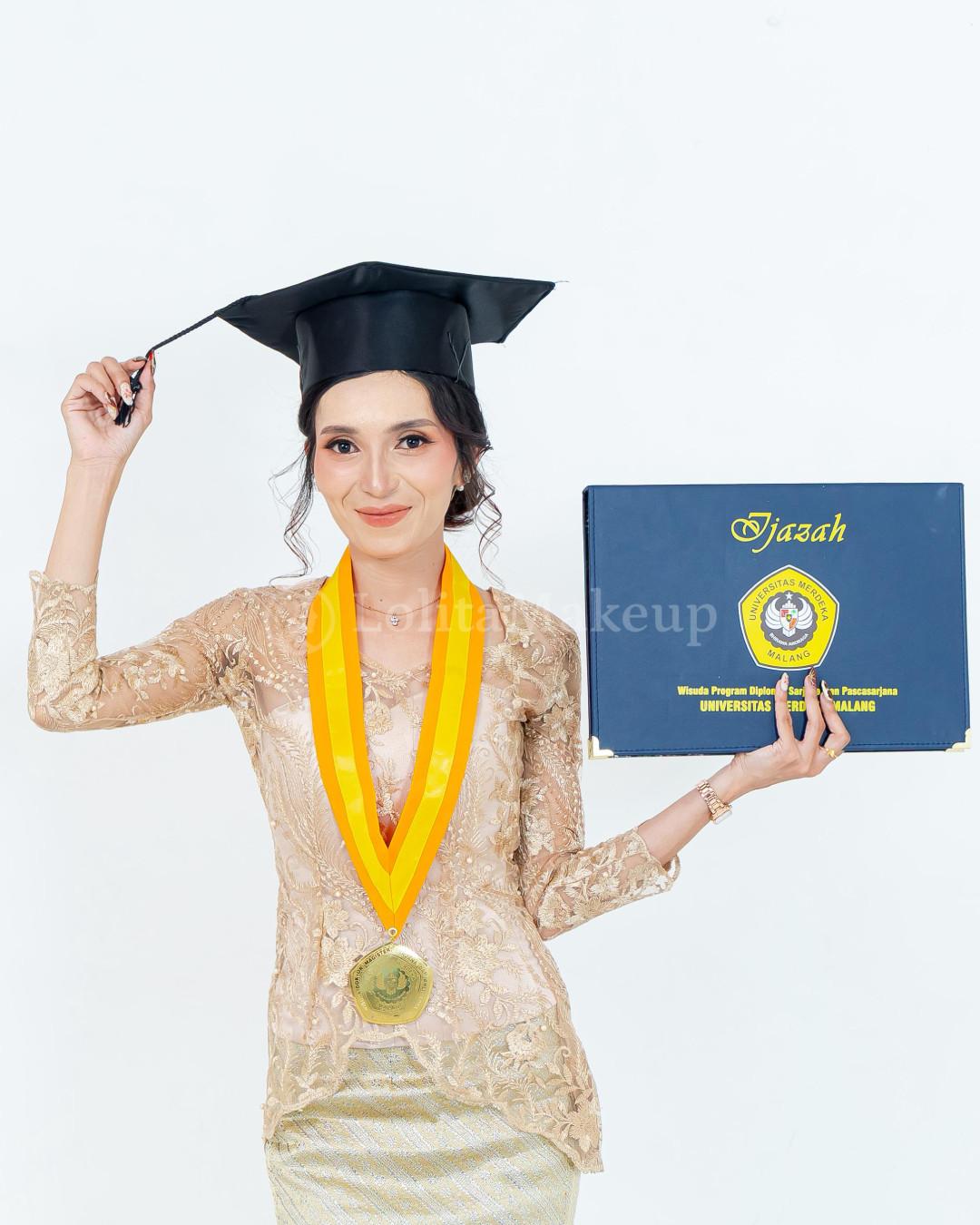 Makeup Wisuda