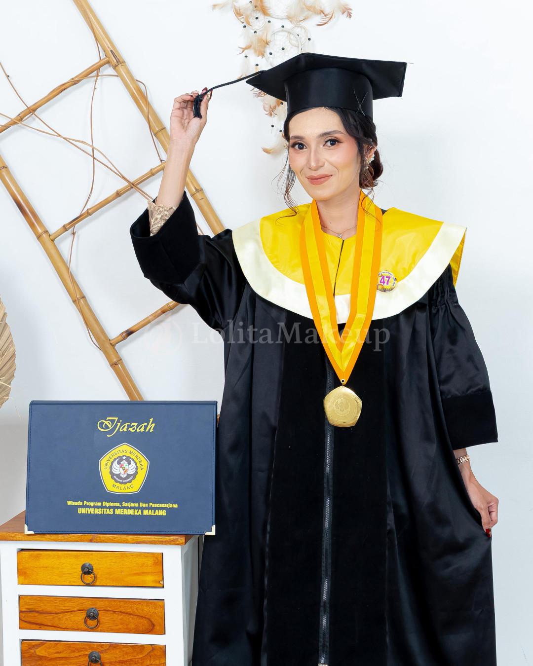 Makeup Wisuda