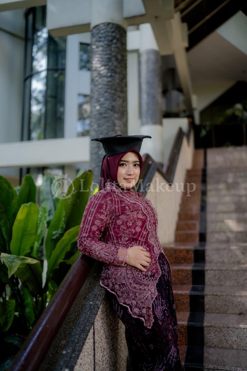 Makeup Wisuda