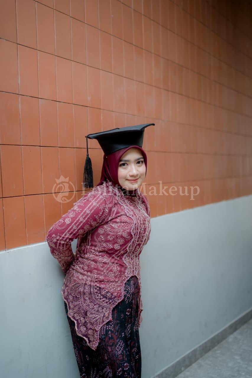 Makeup Wisuda