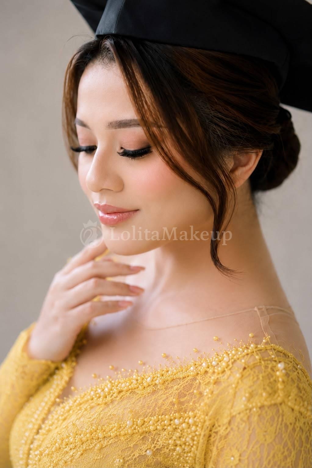 Makeup Wisuda